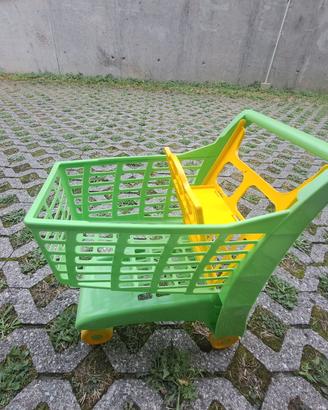 Carrello spesa con pezzi frutta e giochi spiaggia 