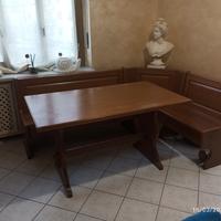 panca angolare con seduta a contenitore e tavolo 