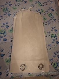 Tende bianche con rifiniture argento 