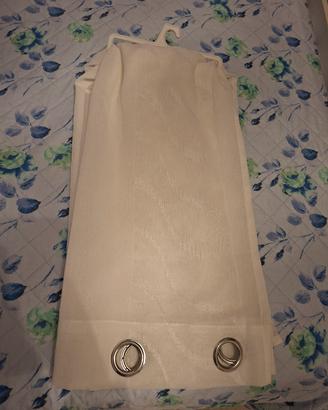 Tende bianche con rifiniture argento 