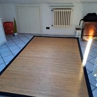 Tappeto con inserti in legno.