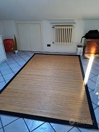 Tappeto con inserti in legno.