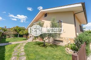 VILLA UNIFAMILIARE CON AMPIO GIARDINO AD ARANOVA,