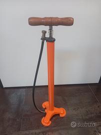 Pompa per bicicletta vintage legno arancione