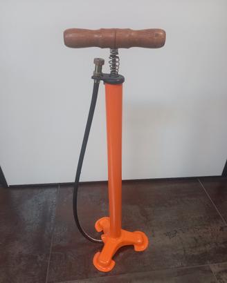 Pompa per bicicletta vintage legno arancione