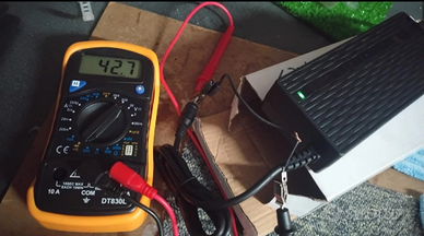 Caricatore alimentatore per batterie