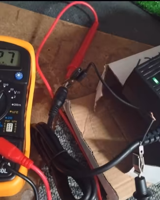 Caricatore alimentatore per batterie