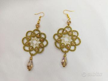 Orecchini in chiacchierino realizzati a mano