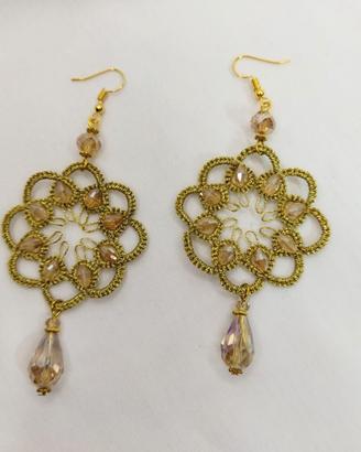 Orecchini in chiacchierino realizzati a mano