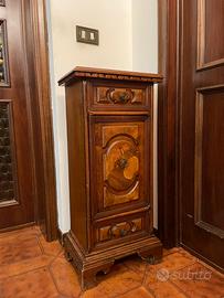Mobiletto in legno massello stile antico