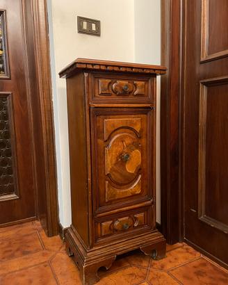 Mobiletto in legno massello stile antico