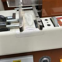 Macchina rifilatrice con coltelli per cinture