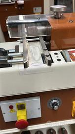 Macchina rifilatrice con coltelli per cinture