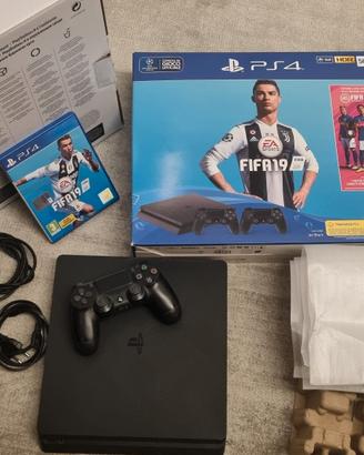 PLAYSTATION 4 500 GB con 1 Joystick e gioco FIFA