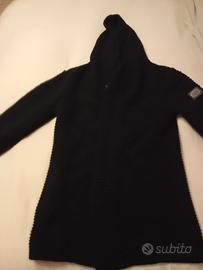 cappotto nero invernale con cappuccio 