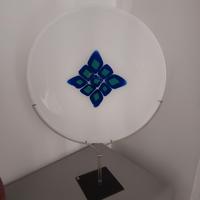 Piatto in vetro decorato.