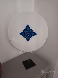 Piatto in vetro decorato.