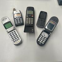 Lotto 5 telefoni cellulari vecchi per ricambi