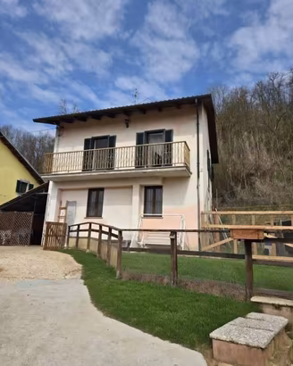 Villa di 100 m² con 4 locali e box auto a Asti