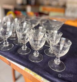 Set di 18 calici di vetro incisi (3 taglie)