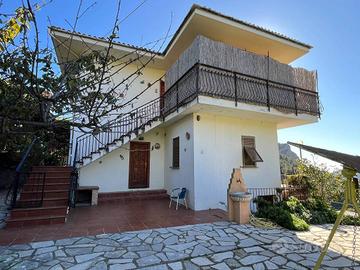 Villa di 220 m² con più di 5 locali a Camporosso