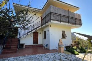 Villa di 220 m² con più di 5 locali a Camporosso