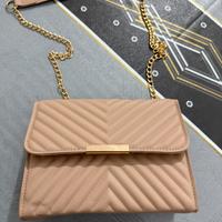 Borsa tracolla beige con catena dorata elegante