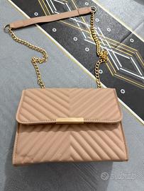 Borsa tracolla beige con catena dorata elegante
