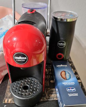 Macchinetta caffè con montalatte  lavazza 