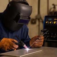 Saldatore TIG , lavoro con alloggio incluso
