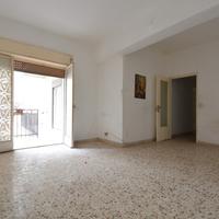 Via Bottone - Comodo trevani posto al piano medio