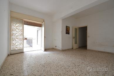 Via Bottone - Comodo trevani posto al piano medio