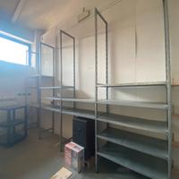 Scaffalatura in acciao con ripiani e cassettiera