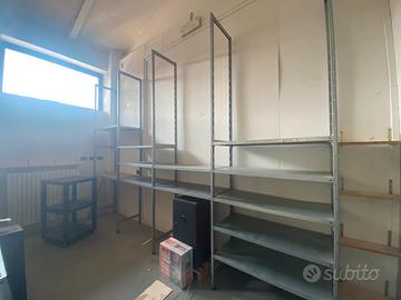 Scaffalatura in acciao con ripiani e cassettiera