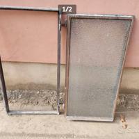 Finestra usata in ferro. Misure L 52 x H 99 cm