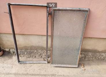 Finestra usata in ferro. Misure L 52 x H 99 cm