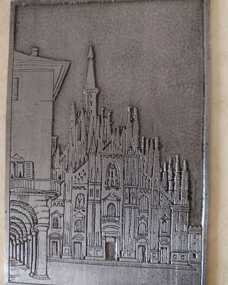 bassorilievo in peltro duomo di Milano e portici