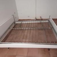 Letto matrimoniale con rete metallica 