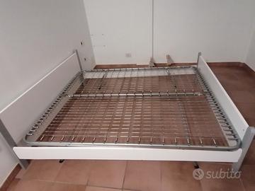 Letto matrimoniale con rete metallica 