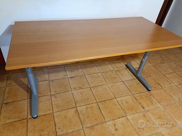 Scrivania con altezza regolabile