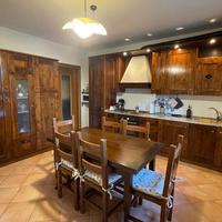 Cucina completa in legno e granito