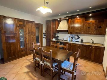 Cucina completa in legno e granito