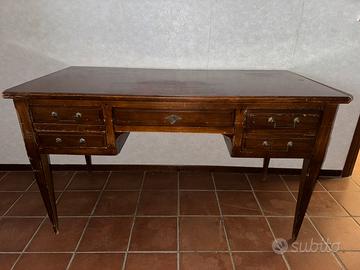 Scrivania in legno