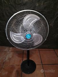 ventilatore a piantana con eliche di metallo