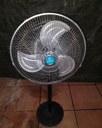 ventilatore a piantana con eliche di metallo