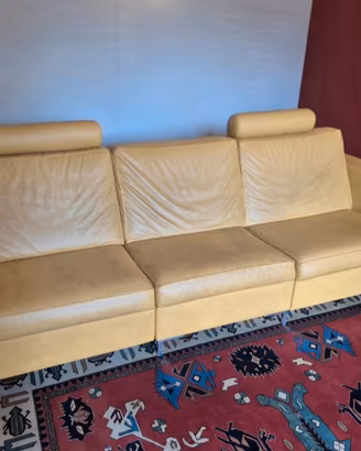 Divano in Ecopelle Senape con chaise longue