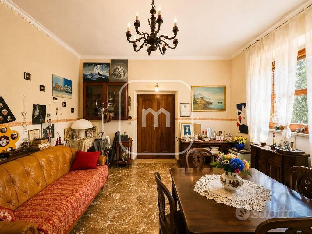 Rustico / Casale di 392 m² con più di 5 locali a R - Altro