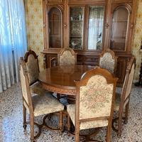 Mobile per soggiorno con tavolo rotondo e sedie