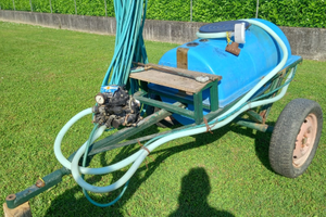 Pompa irroratrice carrellata uso agricolo