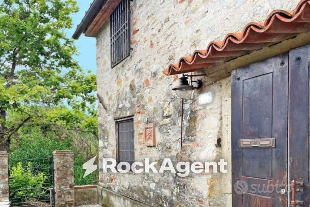 Rustico / Casale di 300 m² con più di 5 locali a L - Vista 3